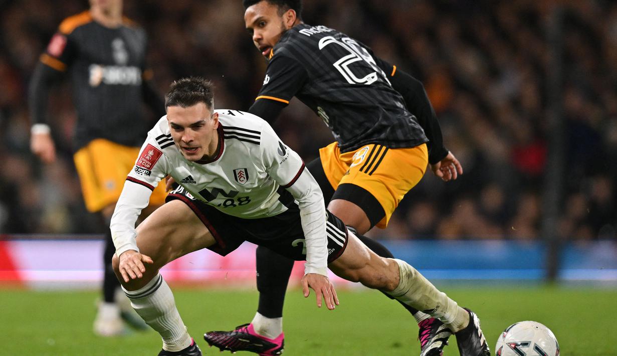 Gelandang Fulham, Joao Palhinha (kiri) berebut bola dengan gelandang Leeds United, Weston McKennie pada laga putaran kelima Piala FA 2022/2023 di Craven Cottage, London (28/2/2023). Sejak dipromosikan dari Sporting B pada awal musim 2016/2017, Joao Palhinha tercatat menjadi bagian Sporting Lisbon selama 6 musim hingga 2021/2022, di mana ia juga sempat dipinjamkan ke Belenenses (paruh musim 2016/2017) dan Braga (2018/2019 dan 2019/2020). Saat ini ia tengah menjalani musim kedua bersama Fulham. (AFP/Glyn Kirk)