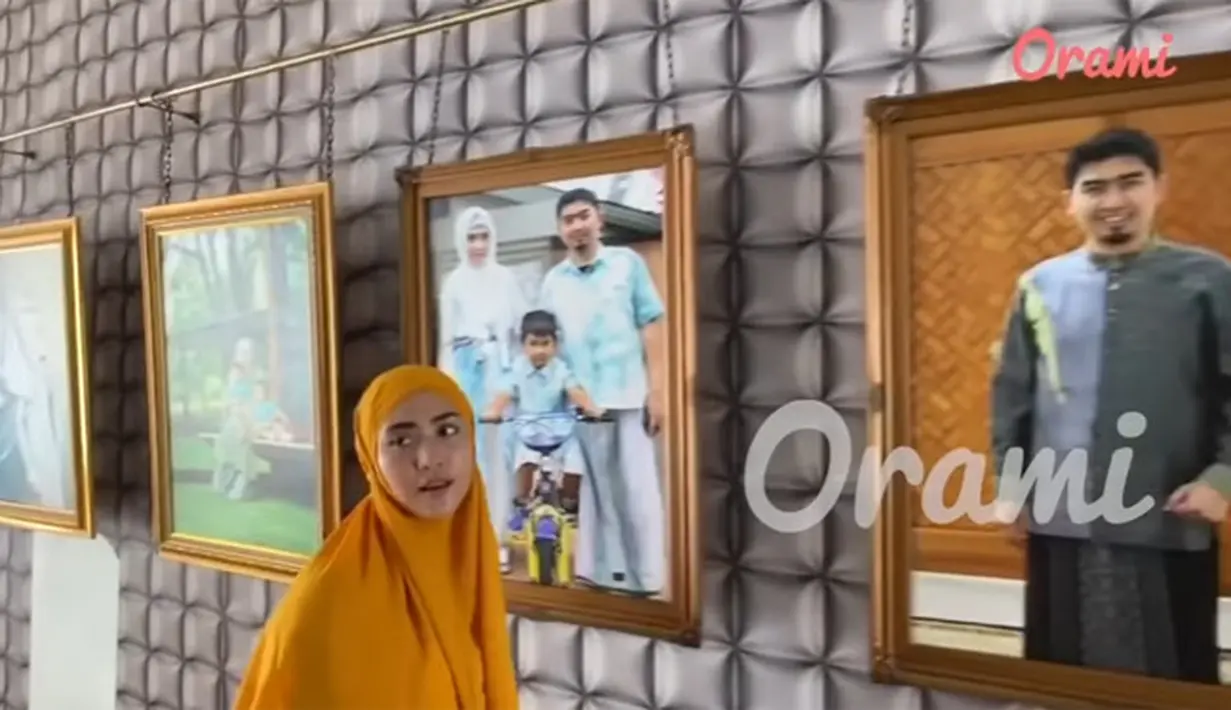 Rumah Ustaz Solmed dan Aprile Jasmin (Youtube/Orami Indonesia)