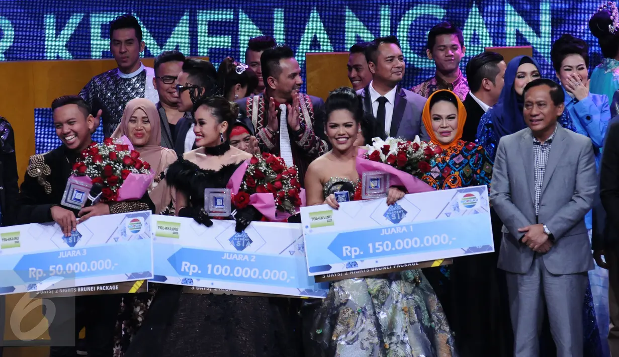 Weni (tengah) memamerkan hadiah yang didapat usai dinobatkan menjadi juara D'Academy Asia 2 di Studio 5 Indosiar, Jakarta, Kamis (29/12). Weni berhasil unggul atas dua finalis lainnya, Rani dan Irsya ditempat ketiga. (Liputan6.com/Helmi Fithriansyah)