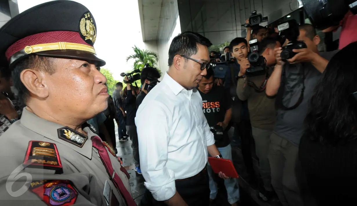 Walikota Bandung Ridwan Kamil saat akan memasuki lobi KPK, Jakarta, Selasa (24/11). Pria yang akrab Emil ini bermaksud untuk mengkoordinasikan penyelenggaraan Festival Hari Antikorupsi 2015 di Bandung pada Desember mendatang. (Liputan6.com/Helmi Afandi)