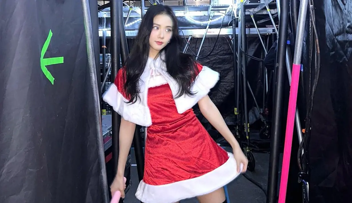 Potret saat member tertua Blackpink ini memakai busana bernuansa Natal juga banjir pujian netizen. Dirinya tampak begitu menawan dengan makeup flawless. (Liputan6.com/IG/@sooyaaa__)