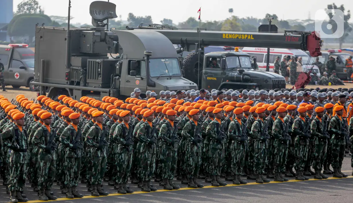 Personel TNI mengikuti upacara saat gladi bersih HUT ke-74 TNI di Lanud Halim Perdanakusuma, Jakarta, Kamis (3/10/2019). Dalam keterangan resmi TNI, jumlah pasukan parade HUT TNI mencapai 6.806 personel. (Liputan6.com/Faizal Fanani)