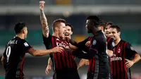 Para pemain AC Milan merayakan gol yang dicetak Juraj Kucka ke gawang Chievo pada laga Serie A di Stadion Bentegodi, Verona, Miggu (16/10/2016). Milan menang 3-1 atas Chievo. (Reuters/Alessandro Garofalo)