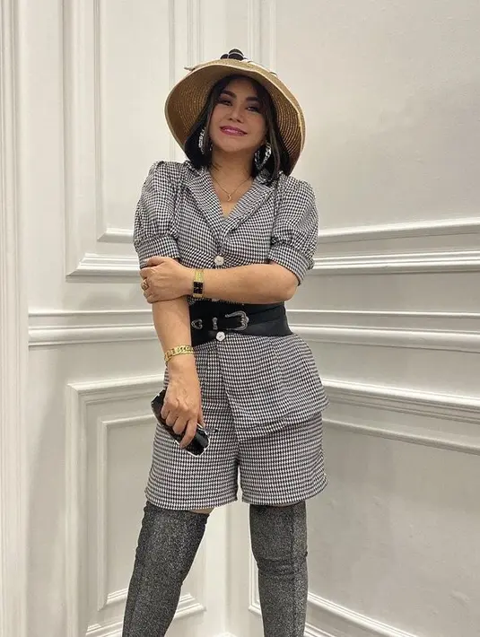 <p>Dengan bentuk badannya yang langsing, penampil Annisa bahar terlihat seperti gadis. (Foto: instagram.com @anisa_bahar_new)</p>