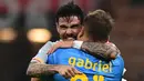 Pemain Lecce Diego Farias (kiri) memeluk kiper Lecce Gabriel pada akhir pertandingan sepak bola Serie A Italia antara AC Milan melawan Lecce di Stadion San Siro, Milan, Italia, 20 Oktober 2019. (Miguel MEDINA/AFP)