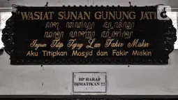 Hiasan bertuliskan Wasiat Sunan Gunung Jati terpajang di Masjid Jami Al Alam, Cilincing, Jakarta, Kamis (22/4/2021). Masjid yang kental dengan gaya arsitektur Jawa merupakan salah satu saksi bisu keberhasilan Fatahillah merebut Sunda Kelapa dari genggaman Portugis. (merdeka.com/Iqbal S.Nugroho)