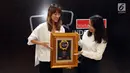 Vice President Marketing and Branding PT Bank DBS Indonesia Capriana Natalia seusai menerima penghargaan Spokesperson of The Year Award 2019 di Jakarta, Jumat (15/3). (Liputan6.com/Johan Tallo)