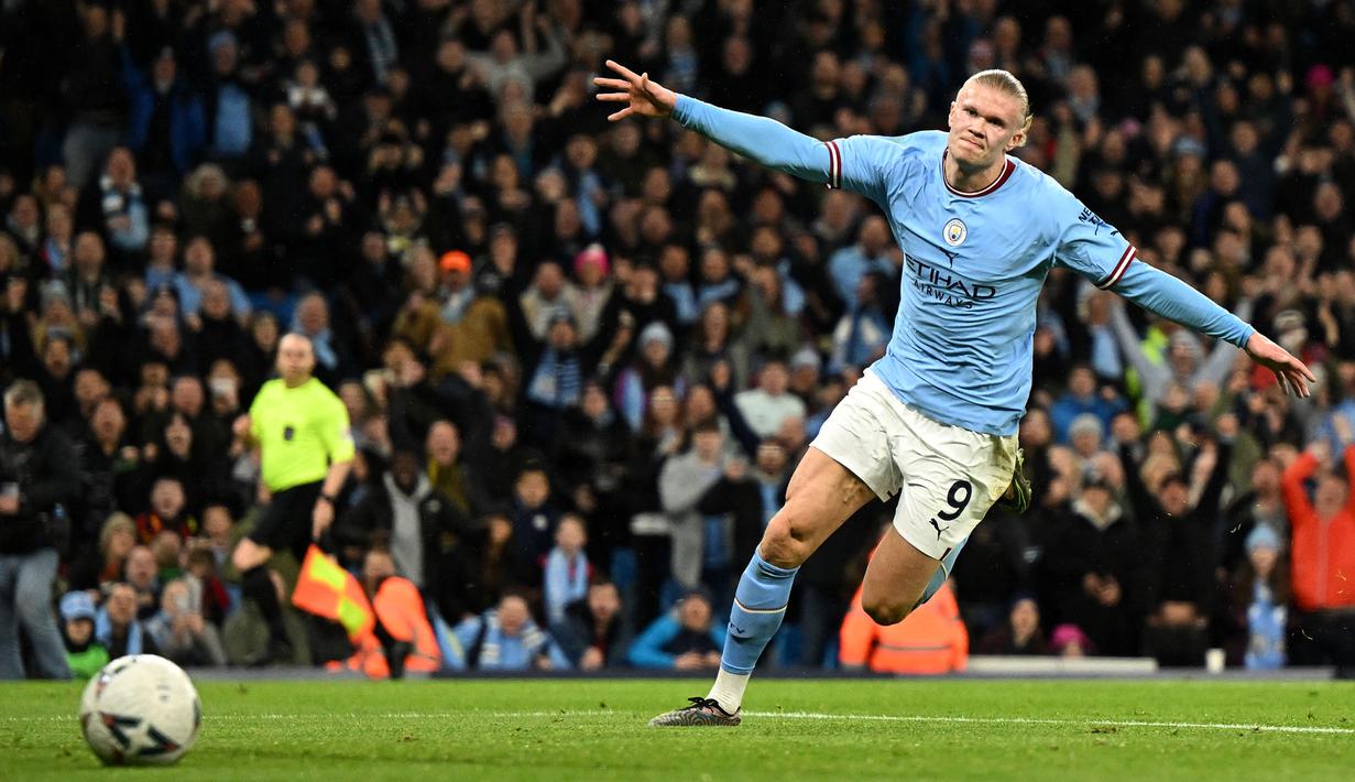 Pemain Manchester City, Erling Haaland melakukan selebrasi setelah mencetak gol pertama timnya ke gawang Burnley pada laga perempat final FA Cup 2022/2023 yang berlangsung di Etihad Stadium, Manchester, Minggu (19/03/2023) WIB. Haaland sukses mencetak hattrick untuk kemenangan 6-0 The Cityzens. (AFP/Oli Scarff)