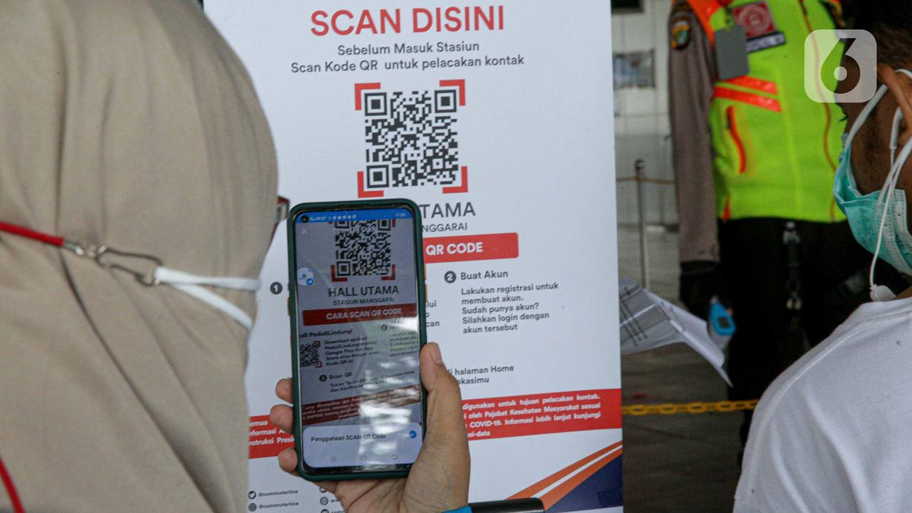 Uji Coba Aplikasi PeduliLindungi di Stasiun KRL