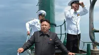 Kim Jong-un di atas kapal selam Korea Utara (AP)