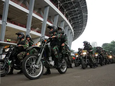 Pasukan TNI melakukan patroli di sekitar kawasan Stadion GBK Jakarta, Minggu (3/4/2016). Jelang laga final Piala Bhayangkara 2016, 11.000 personil gabungan disiagakan di kawasan Stadion Gelora Bung Karno. (Liputan6.com/Helmi Fithriansyah)