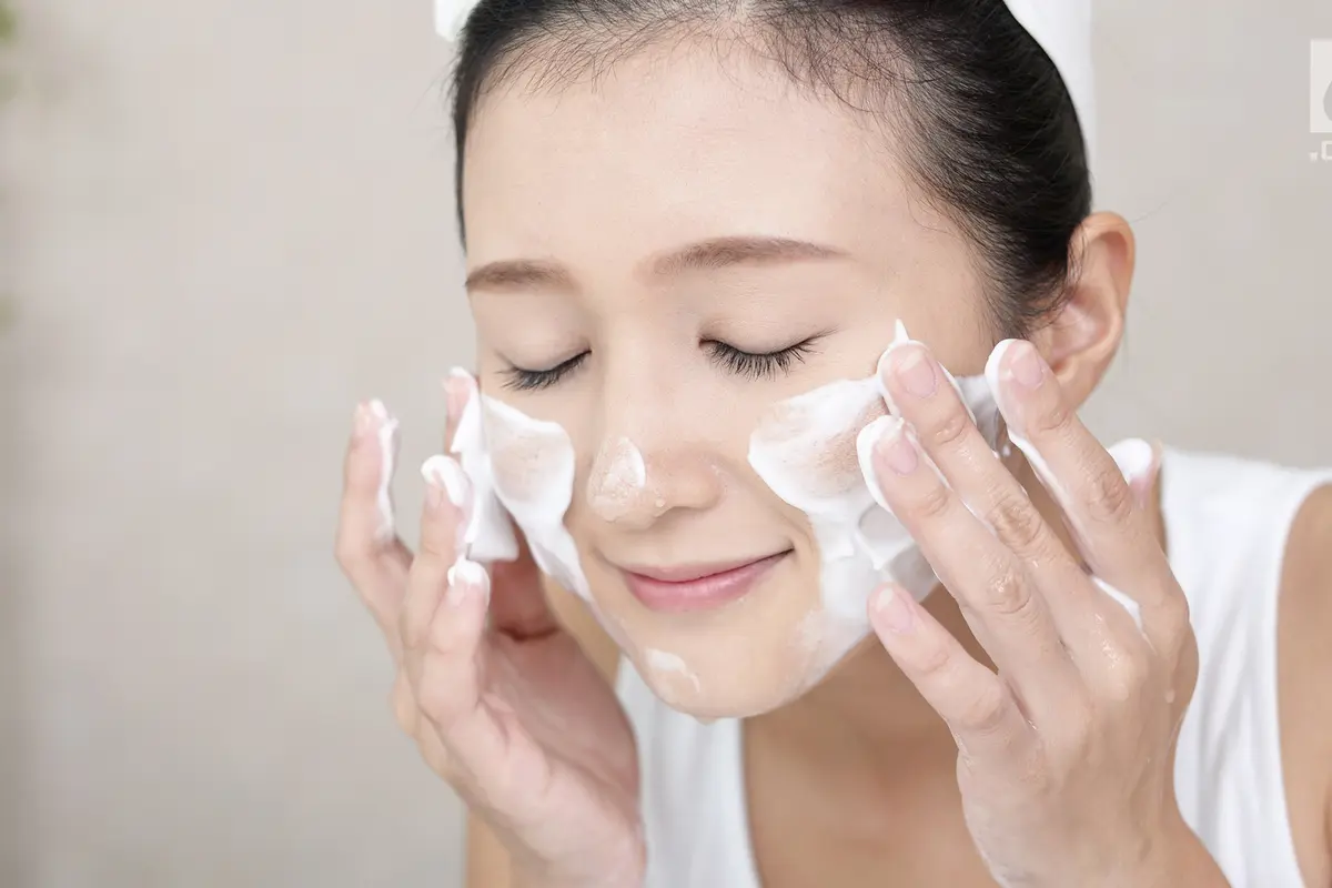 Ilustrasi Wanita Cuci Muka