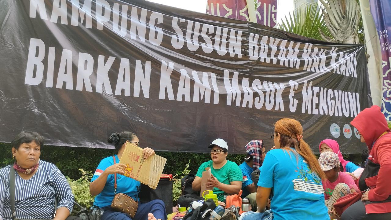 Warga Kampung Susun Bayam masih menggelar aksi di Balai Kota DKI Jakarta, Jumat (2/12/2022). (Liputan6.com/Winda Nelfira)
