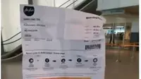 Gadis Malaysia kena prank terima boarding pass hampir sebesar badannya. (dok. screenshot YouTube/Geraldine Loh)