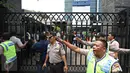 Petugas kepolisian saat membubarkan massa dari Solidaritas Pergerakan Mahasiswa Indonesia yang mencoba melakukan demo di depan Kantor DPP NasDem, Jakarta, Senin (18/1). Kejadian tersebut juga diwarnai aksi lempar batu.(Liputan6.com/Immanuel Antonius)