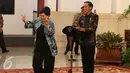 Penyanyi Titiek Puspa berjoged di depan Presiden Jokowi saat merayakan Hari Musik Nasional 2017 di Istana Negara, Jakarta, Kamis (9/3). Hari Musik Nasional diperingati setiap tanggal 9 Maret. (Liputan6.com/Angga Yuinar)