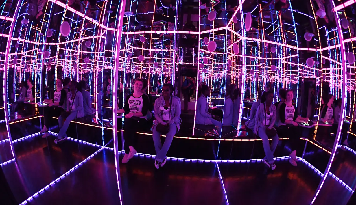 Pengunjung menikmati objek wisata Meow Wolf di sebuah tempat bekas arena bowling tua di Santa Fe, New Mexico (31/7). Objek wisata dan pameran instalasi ini terinspirasi dari film serial  Dr Who TARDIS. (AFP Photo/Mark Ralston)