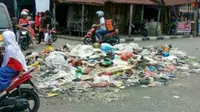 Tumpukan sampah tidak hanya menggunung di pinggir jalan, tetapi juga di badan jalan di Pekanbaru. (Liputan6.com/M Syukur)