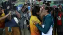 Atlet Rugby asal Brasil, Isadora Cerullo mencium kekasihnya, Marjorie Enya di Stadium Deodoro, Rio de Janeiro, Brasil, (8/8). Marjorie Enya melamar atlet rugby tersebut di hadapan banyak orang. (REUTERS/Alessandro Bianchi)