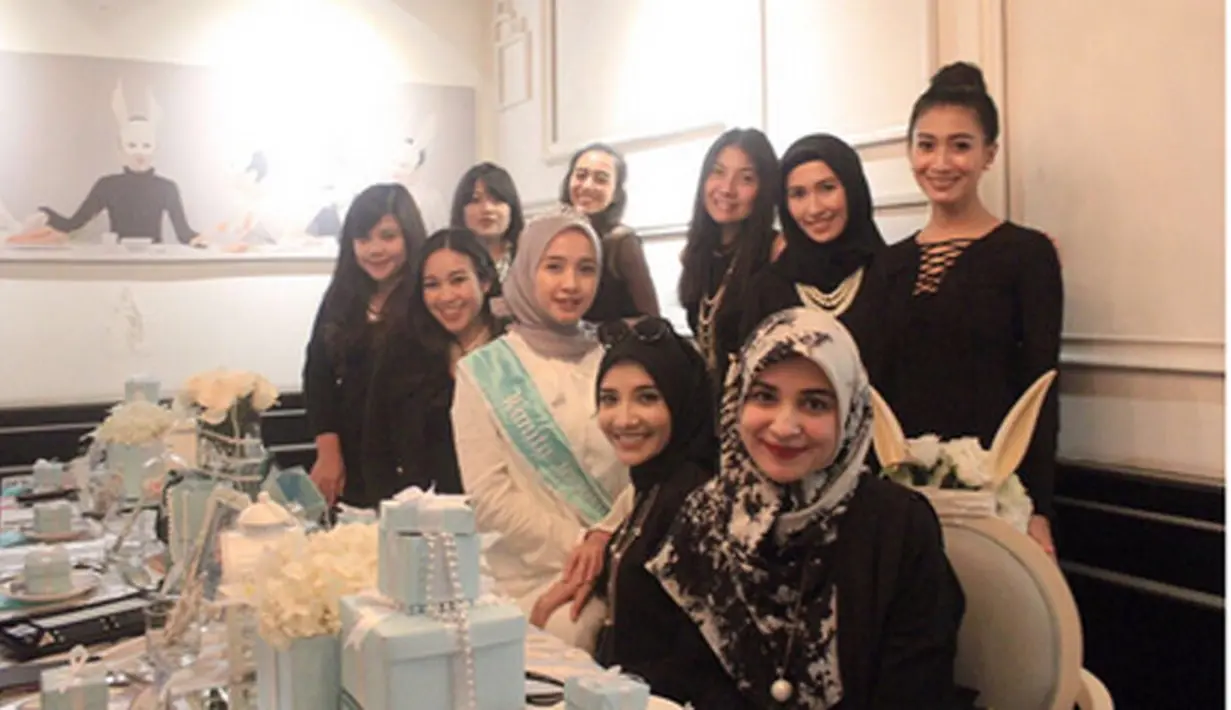 Bintang Senandung Masa Puber itu terlihat terkejut,terharu hingga menitikan air mata. Ia terlihat terharu mendapat kejutan dan kado dari sahabat-sahabatnya.  Canda gurau dari temannya juga terdengar dalam video yang beredar. (Instagram/zaskiasungkar15)