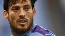 <p>Manchester City mengapresiasi jasa Silva dengan membuat sebuah patung yang dipajang di luar Etihad Stadium. (PETER POWELL/POOL/AFP)</p>