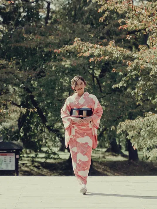 Beberapa waktu yang lalu, Jessica Mila kunjungi negeri Sakura. Dalam liburannya ke Jepang, Jessica pun jajal busana asli Jepang yaitu kimono dengan warna merah muda. Saat dipakai pun nampak sangat cocok. (Liputan6.com/IG/@jscmila)