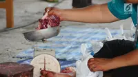 Petugas menimbang daging kurban di Lapangan Masjid Al Azhar, Jakarta, Jumat (1/9). Masjid Al Azhar Jakarta memotong dan mendistribusikan ratusan hewan kurban pada Hari Raya Idul Adha 1438 H. (Liputan6.com/Helmi Fithriansyah) 
