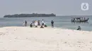 <p>Wisatawan mengunjungi Pulau Kelor, Kepulauan Seribu, Jakarta, Minggu (11/4/2021). Pariwisata Kepulauan Seribu mulai ramai dikunjungi wisatawan setelah beberapa waktu lalu Pemprov DKI membuka kembali dengan harapan menggerakkan ekonomi dan kesejahteraan masyarakat. (merdeka.com/Iqbal S Nugroho)</p>