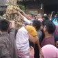 Warga berebut gunungan Kupat yang dipercaya membawa berkah. (foto: Liputan6.com / krjogja.com)