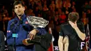 Ekspresi Novak Djokovic kontras dengan kesedihan Andy Murray yang kalah dalam final tunggal putra tenis Australia Terbuka 2016 di Melbourne Park, Australia, Minggu (31/1/2016). (Reuters/Tyrone Siu) 