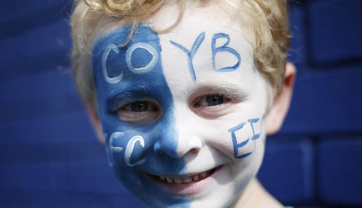 2. Supporter Everton mewarnai wajahnya saat akan menonton laga Premier League melawan Stoke di Stadion Goodison Park, Liverpool, Inggris, (Sabtu (27/8/2016). (Reuters/Ed Sykes)