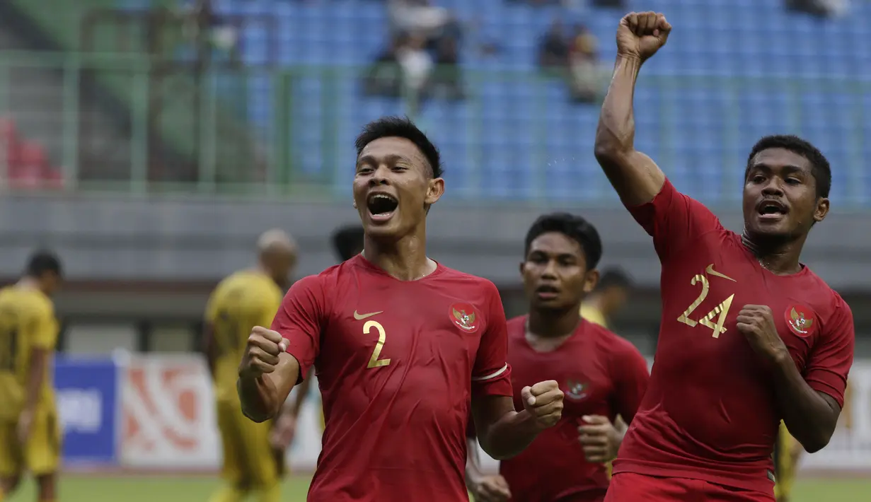 Para pemain Timnas Indonesia U-22 merayakan gol yang dicetak Andy Setyo ke gawang Bhayangkara FC pada laga uji coba di Stadion Patriot, Bekasi, Rabu (6/2). Keduanya bermain imbang 2-2. (Bola.com/Yoppy Renato)