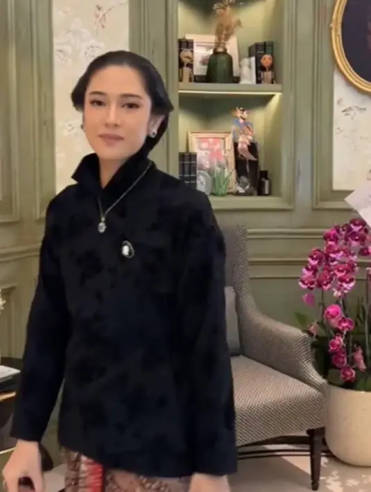 Jadi bridesmaid, Dian Sastrowardoyo mengenakan kebaya hitam janggan. Ia pun tampil dengan sanggul klasik modern. [@therealdisastr]