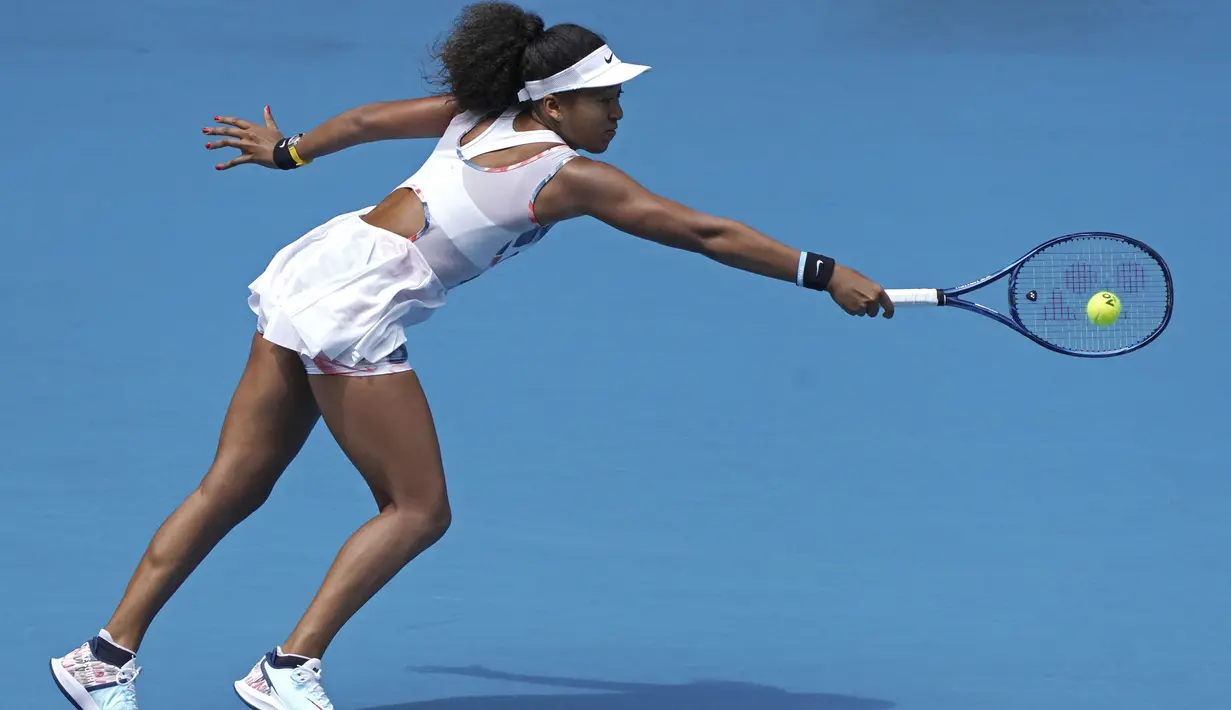 Petenis Jepang Naomi Osaka berusaha mengembalikan bola saat bertanding melawan Marie Bouzkova dari Republik Ceko pada pertandingan putaran pertama tunggal kejuaraan tenis Australia Terbuka di Rod Laver Arena, Melbourne, Australia, Senin (20/1/2020). Osaka menang 6-2 dan 6-4 . (AP Photo/Lee Jin-man)