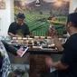 Nampak para pengunjung tengah menikmati sajian kafe nyaneut di Garut, Jawa Barat (Liputan6.com/Jayadi Supriadin)