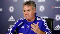 Pelatih Chelsea yang baru Guus Hiddink saat melakukan konferensi pers di tempat latihan Chelsea, Inggris, (23/12). Sebelumnya ia pernah melatih Chelsea pada 2009. (Reuters/Matius Childs)