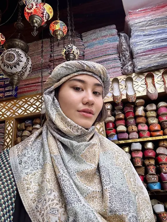 Berkunjung ke pasar Dubai, Aaliyah mengenakan kerudung dengan model sorban arabian look. Dengan wajah natural mengaplikasikan makeup minimalis [@aaliyah.massaid]
