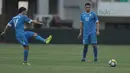 Dua pemain Uzbekistan berlatih tendangan bebas pada uji coba lapangan di Stadion Pakansari, Bogor, (26/4/2018). Uzbekistan merupakan salah satu tim yang akan mengikuti ajang PSSI Anniversarry Cup 2018. (Bola.com/Nick Hanoatubun)
