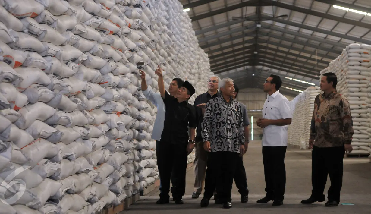 Ketua DPR Ade Komarudin (kiri), Wakil Ketua DPR Agus Hermanto (kanan) bersama sejumlah anggota Komisi IV dan Komisi VI beserta Direktur Pengadaan Perum Bulog Wahyu meninjau Gudang Bulog di Kelapa Gading, Jakarta Utara, (7/6).(Liputan6.com/Johan Tallo) 