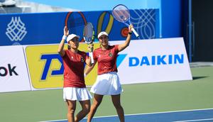 Petenis ganda putri Indonesia, Aldila Sutjiadi/Janice Tjen, berhasil merebut medali emas SEA Games 2025 di National Tennis Development Center, Nonthanburi, pada Jumat (19/12/2025). (NOC Indonesia)