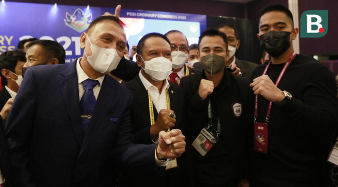 Menpora RI, Zainudin Amali, Ketua PSSI, Mochamad Iriawan, Pemilik Rans Cilegon FC, Raffi Ahmad dan Pemilik Persis Solo, Kaesang Pangarep, foto bersama saat Kongres PSSI di Hotel Raffles, Jakarta, Sabtu (29/5/2021). (Foto: Bola.com/M Iqbal Ichsan)