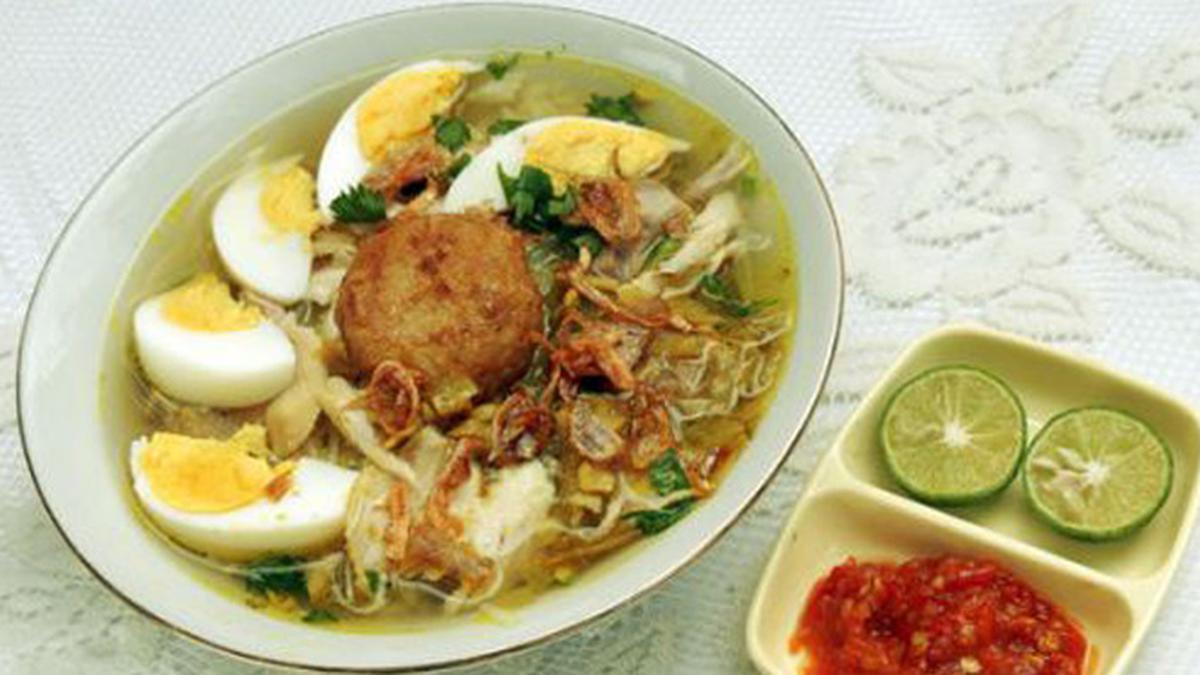 Soto Banjar hangat, lengkap dengan suwiran ayam, ketupat, telur rebus, dan taburan bawang goreng