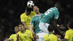 Bek Brasil, Thiago Silva, duel udara striker Jerman, Sandro Wagner, pada laga persahabatan di Stadion Olympiastadion, Berlin, Selasa (27/3/2018). Jerman takluk 0-1 dari Brasil. (AP/Michael Sohn)