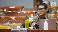 Menparekraf Sandiaga Uno saat rapat kerja dengan Komisi X DPR di Gedung Nusantara I, Jakarta, Rabu (16/3/2022). Rapat membahas kesiapan dukungan pelaksanaan MotoGP Mandalika 2022, strategi pemulihan dan penguatan Kemenparekraf pascamelandainya pandemi COVID-19. (Liputan6.com/Angga Yuniar)