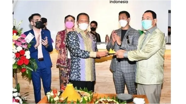 6 Potret Tommy Soeharto Coba Restoran Melayang yang Viral Bareng Sang Putra