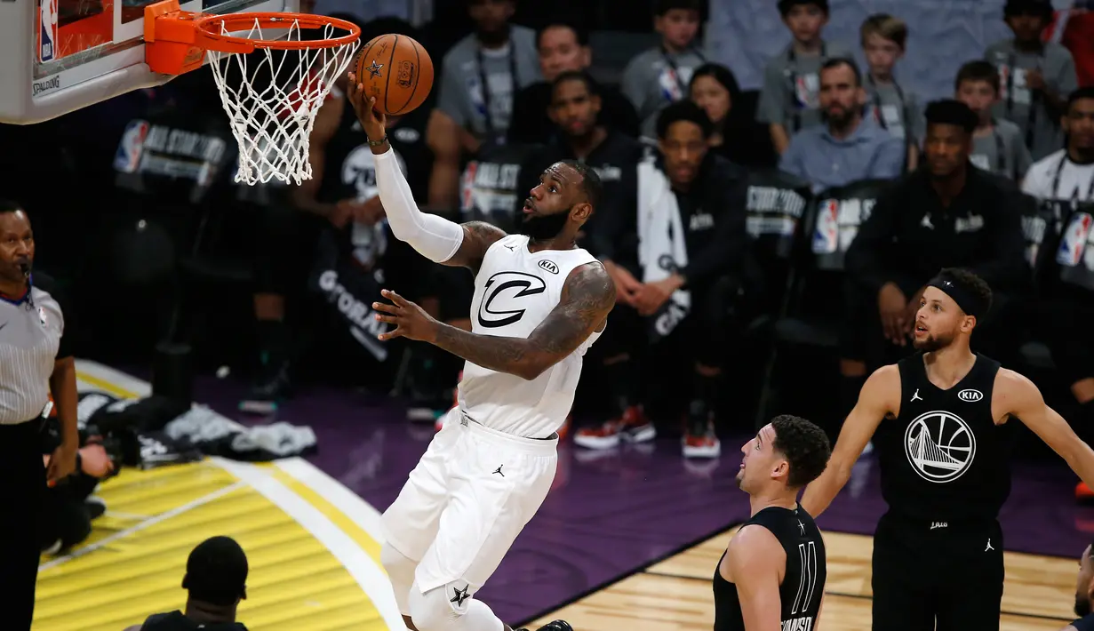 Pemain LeBron James, LeBron James memasukkan bola saat timnya bertanding dengan tim Stephen dalam pertandingan basket NBA All Star di Los Angeles, Amerika Serikat, Minggu (18/2). LeBron James meraih Most Valuable Player (MVP). (AP Photo/Alex Gallardo)