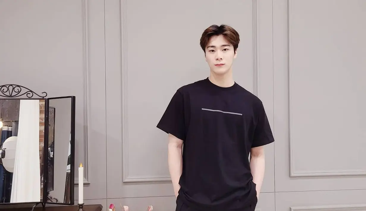 Moonbin tampil dengan outfit monokrom. Sederhana, tapi tak pernah salah adalah mengenakan outfit serba hitam. Moonbin mengenakan kaus hitam dengan motif minimalis dan celana panjang yang juga berwarna hitam. Foto: Instagram.