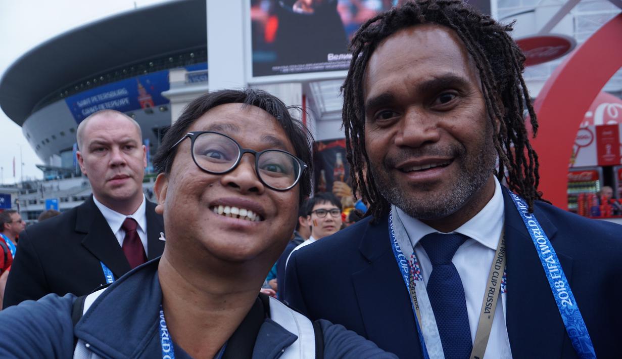 Christian Karembeu adalah legenda Prancis yang ikut membawa negaranya meraih gelar Piala Dunia 2018. Ketika bertemu langsung saya ajak mantan pemain Real Madrid ini untuk foto bareng. (Bola.com/Okie Prabhowo)