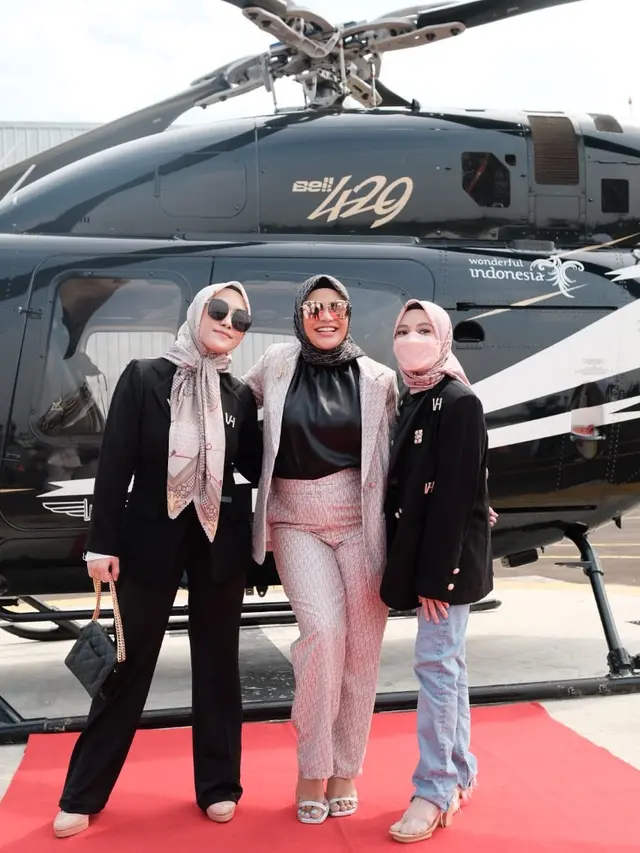 Potret Aurel Hermansyah Berpose di depan Helikopter, credit: Vanilla Hijab