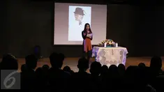 Kapten grup idol JKT 48, Melody saat membuka mengheningkan cipta dan doa bersama di JKT48 Theater, Jakarta, Senin (27/03). (Liputan6.com/Herman Zakharia)
